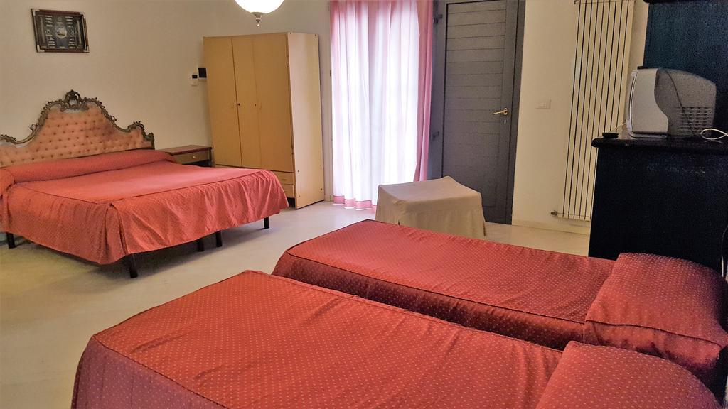 Hotel Bengasi Rimini Bagian luar foto
