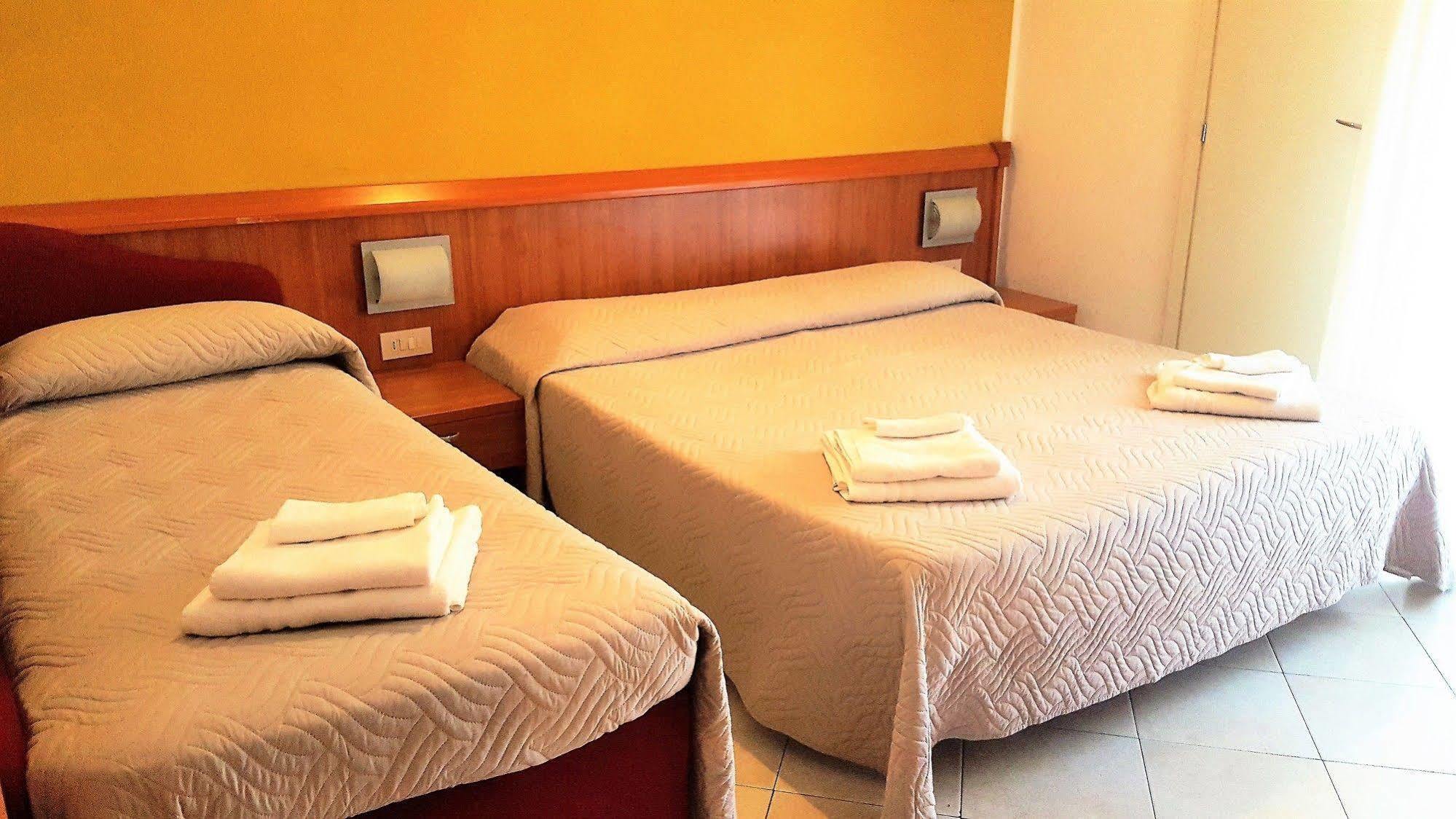 Hotel Bengasi Rimini Bagian luar foto