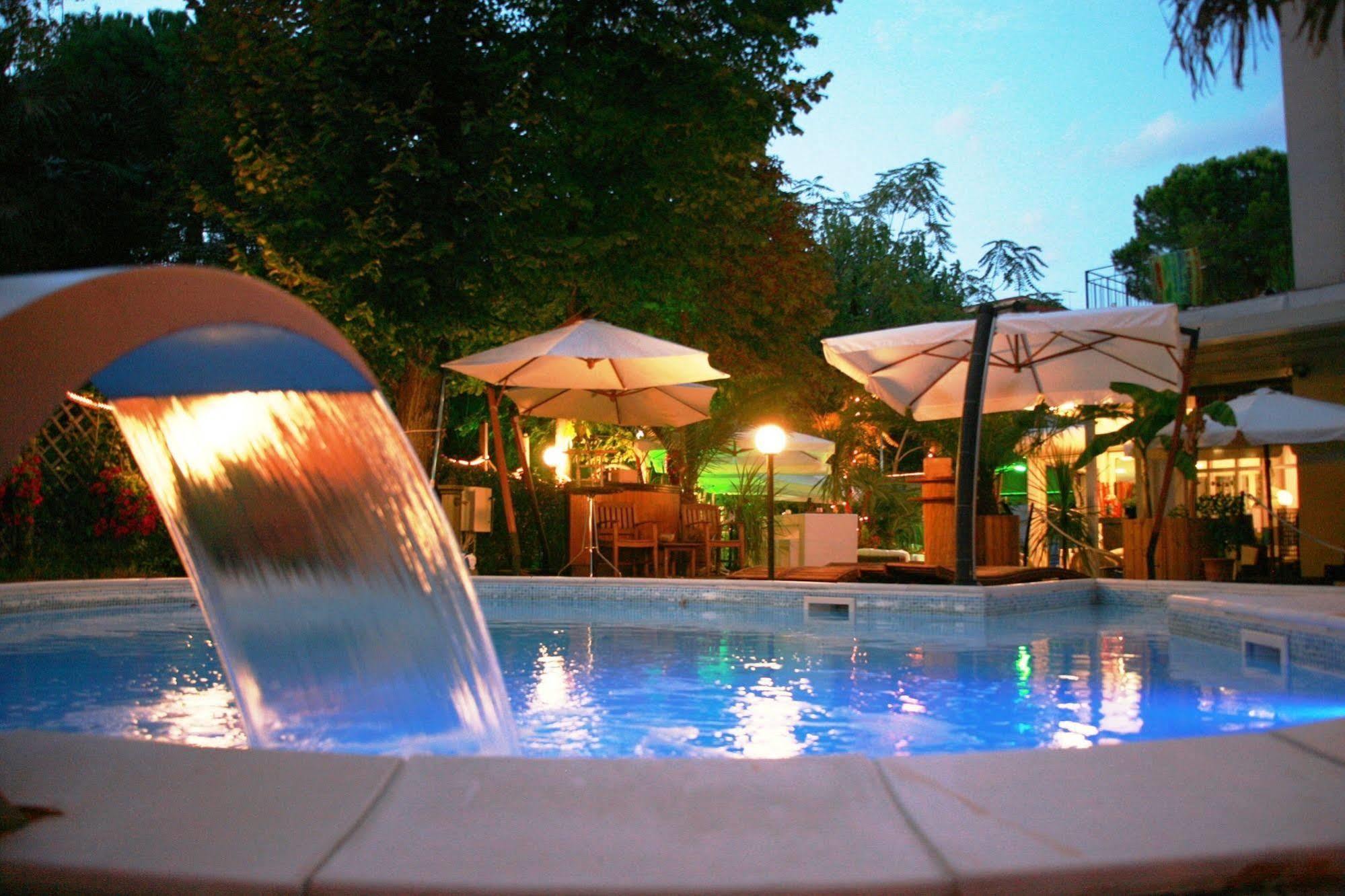 Hotel Bengasi Rimini Bagian luar foto