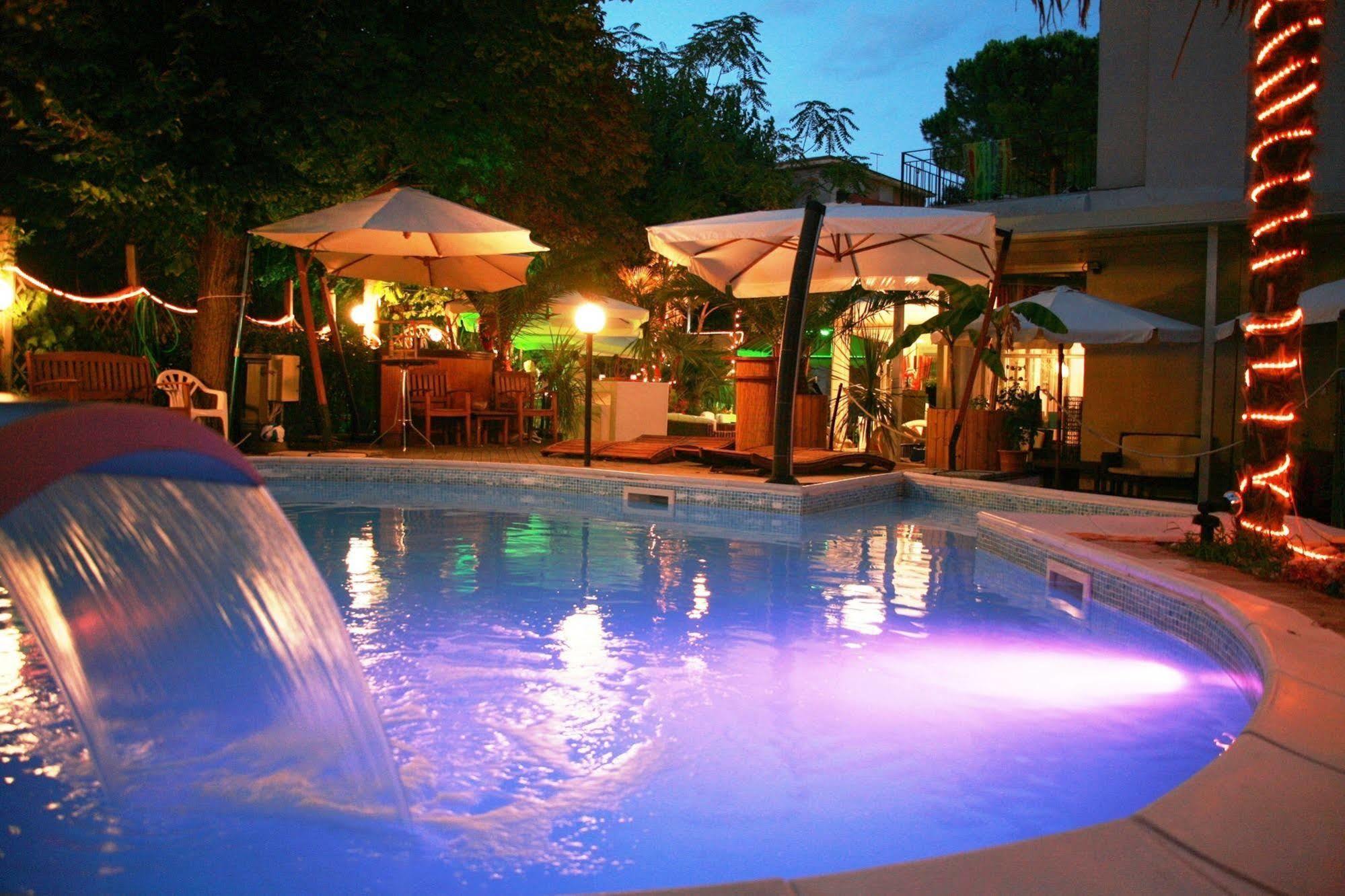 Hotel Bengasi Rimini Bagian luar foto