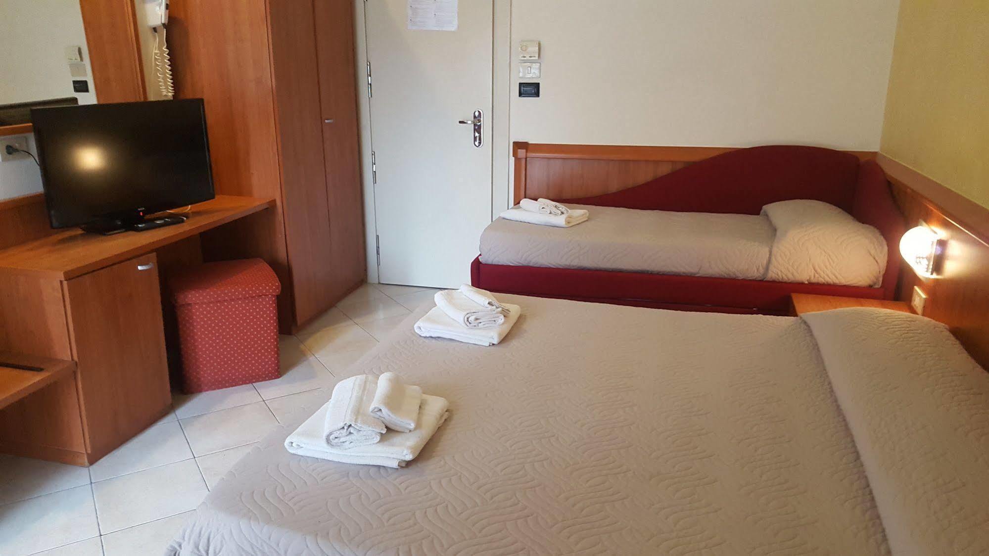 Hotel Bengasi Rimini Bagian luar foto